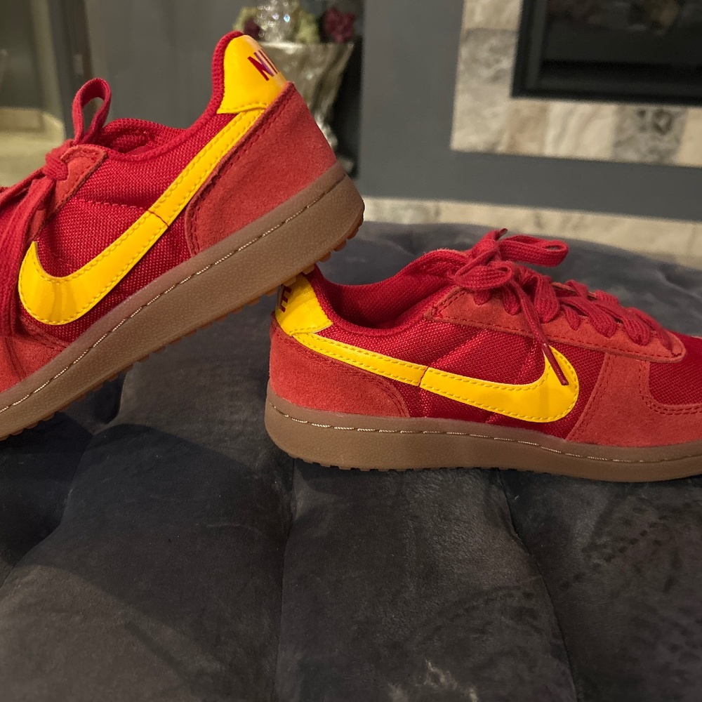 New boys sz 4 nike